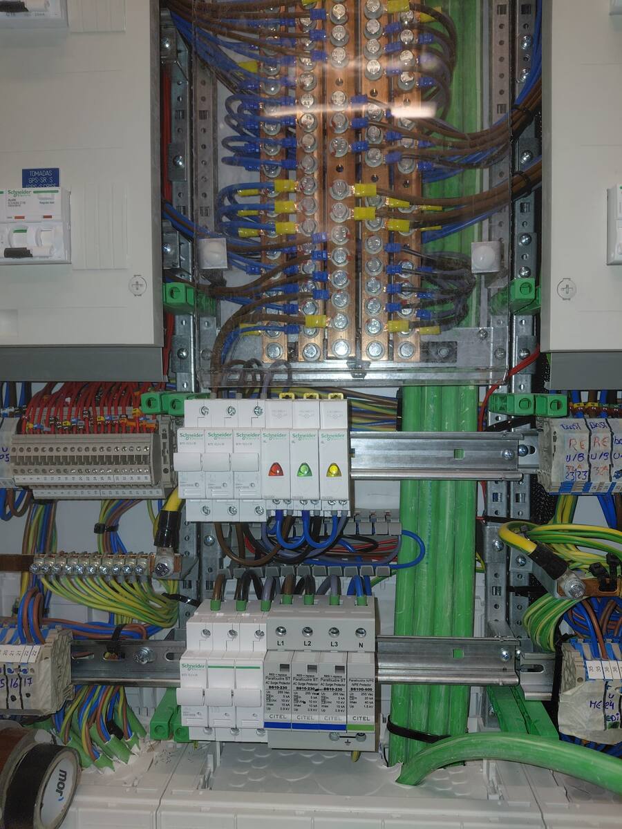 Quadro industrial com proteção contra sobretensões